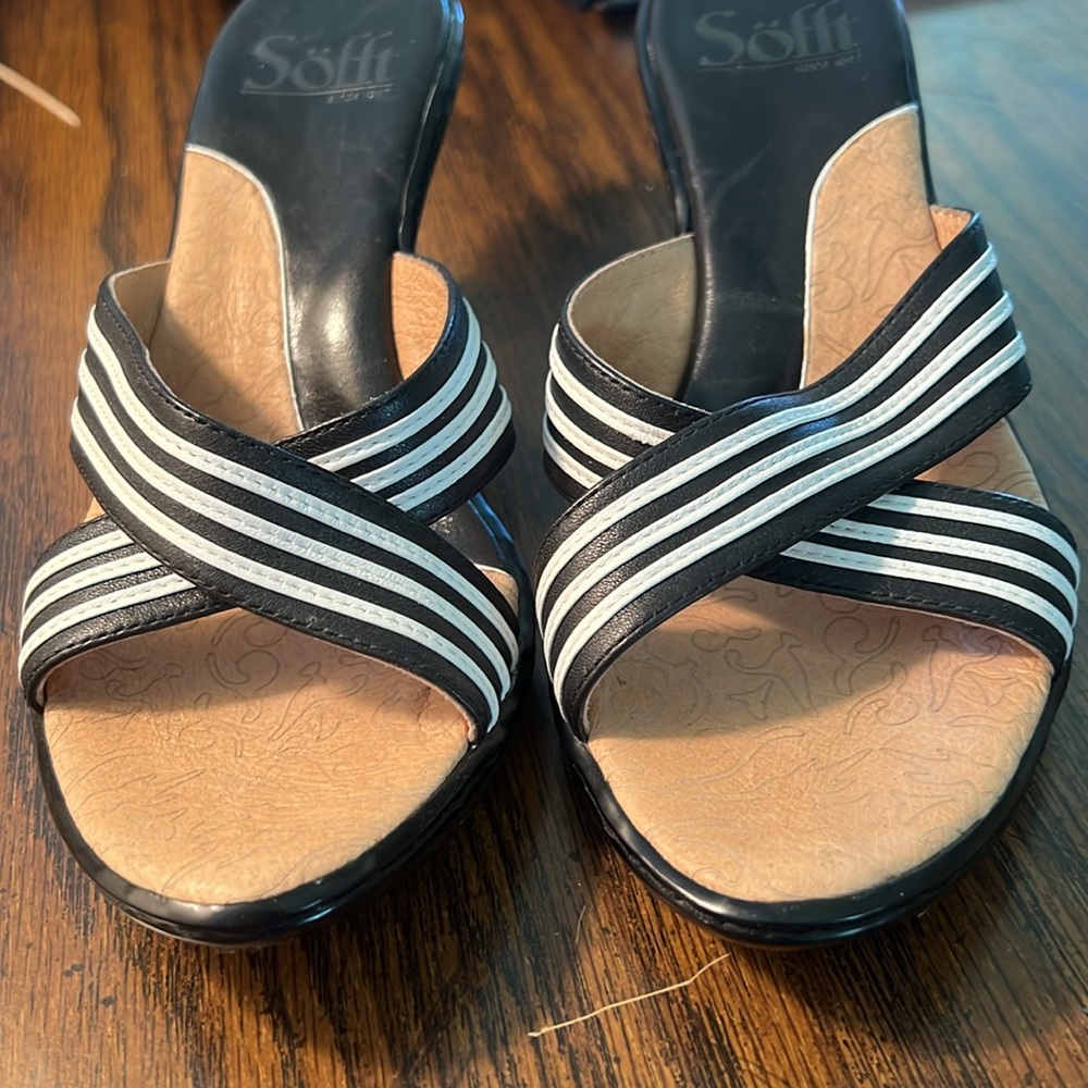 NEW SOFFT Black White Striped Leather Sandals size 6M. Comfortable Leather upper - Picture 2 of 9
